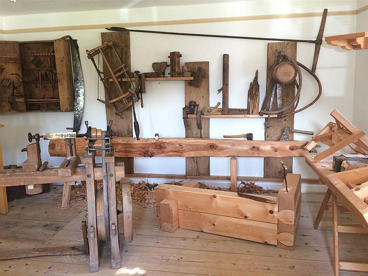 Blick in die Ausstellung mit Zimmermannswerkzeug