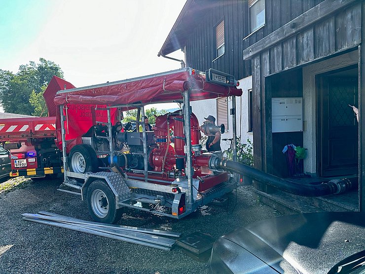 Anhänger mit großer Pumpe darauf