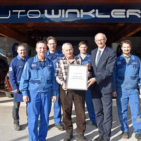 Landesrat Anton Mattle mit den geehrten VertreterInnen von Auto Winkler