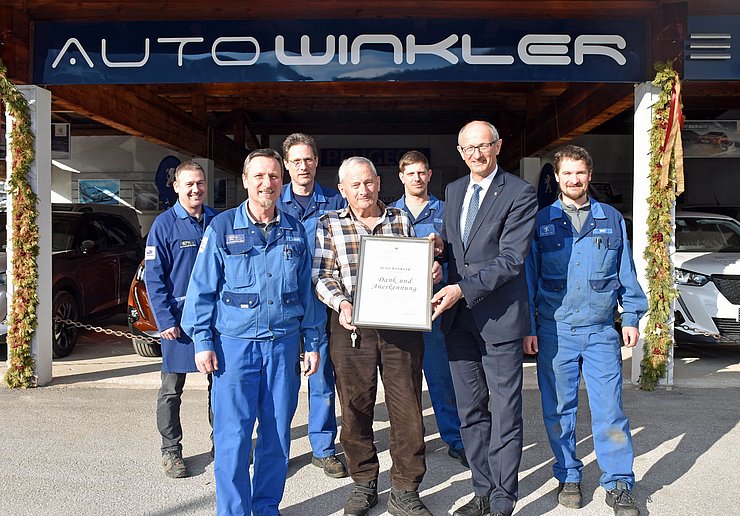 Landesrat Anton Mattle mit den geehrten VertreterInnen von Auto Winkler