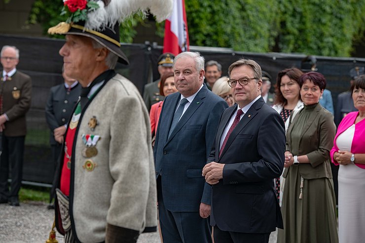 LH Platter mit LH Schützenhöfer beim Landesüblichen Empfang. Im Vordergrund der stellvertretende Landeskommandant der Tiroler Schützen, Mjr Gerhard Biller, dahinter die Mitglieder der Tiroler Landesregierung sowie LTPin Ledl-Rossmann und die steirische LTPin Manuela Khom.