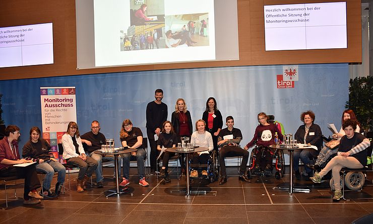 Die Jugendgruppe präsentierte in Anwesenheit von (Bildmitte, v.li.) Tobias Buchner, Tirols Kinder- und Jugendanwältin Elisabeth Harasser und Isolde Kafka das Beteiligungsprojekt und den von ihnen gestalteten Film.