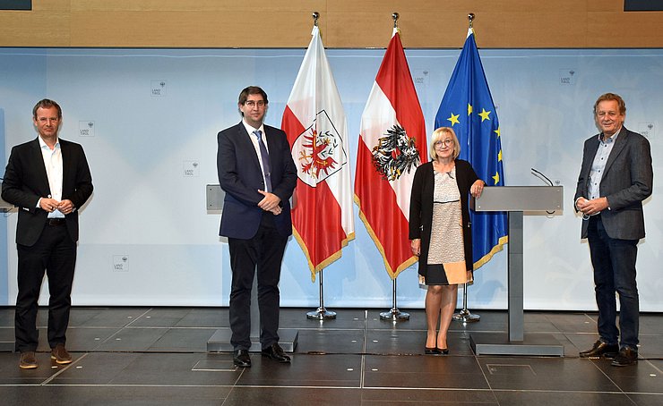 V. li. Manfred Pletzer (Vizepräsident Wirtschaftskammer Tirol), Alfred Lercher (designierter Landesgeschäftsführer AMS Tirol), Bildungs- und Arbeitslandesrätin Beate Palfrader und Erwin Zangerl (Präsident Arbeiterkammer Tirol). 