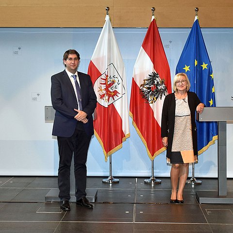 V. li. Manfred Pletzer (Vizepräsident Wirtschaftskammer Tirol), Alfred Lercher (designierter Landesgeschäftsführer AMS Tirol), Bildungs- und Arbeitslandesrätin Beate Palfrader und Erwin Zangerl (Präsident Arbeiterkammer Tirol). 