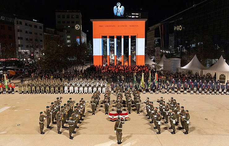 Aufführung des Großen Zapfenstreichs am Landhausplatz in Innsbruck.