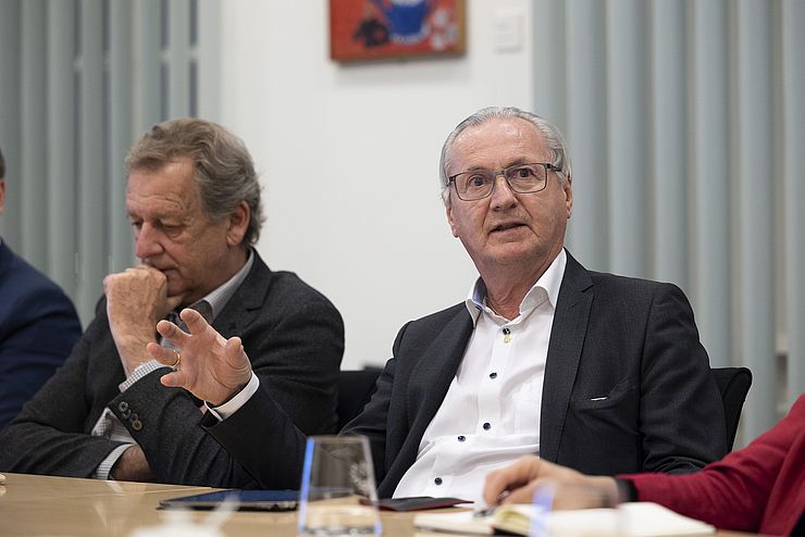 IV-Präsident Eugen Stark und AK-Präsident Erwin Zangerl am Tisch sitzend