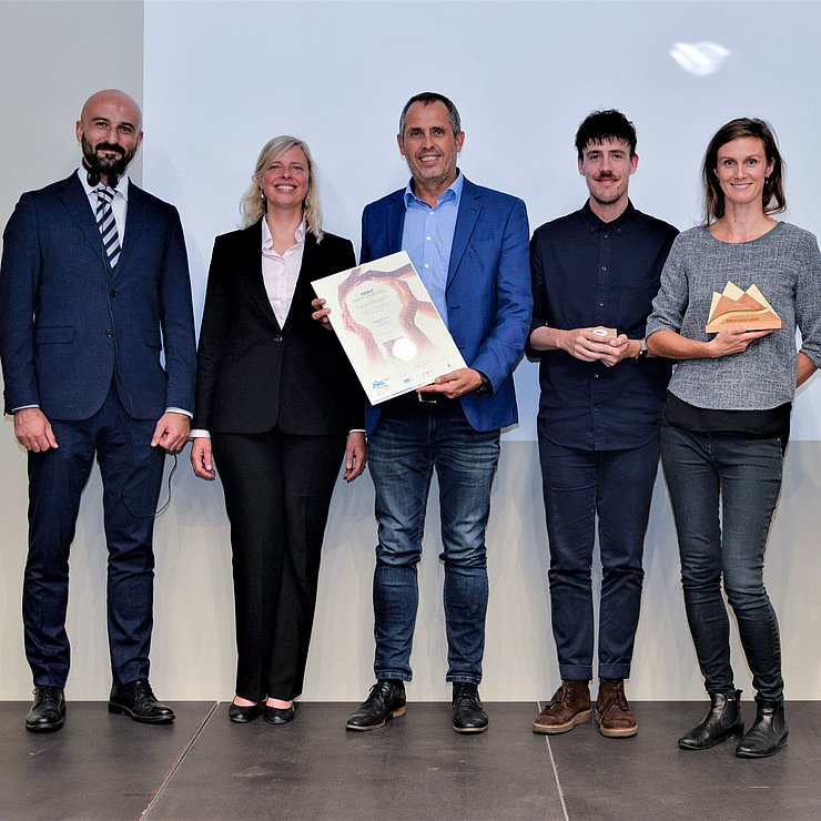 Gruppenbild, von links EUSALP-Koordinator Riccardo Celi, Julie Thiran von der EU-Generaldirektion Regio, Bruno Oberhuber (Geschäftsführer, Energie Tirol), Philipp Koch (Leitung Öffentlichkeitsarbeit, Energie Tirol), Dhara Meyer (Projektkoordination TIROL 2050 energieautonom, Energie Tirol), Südtirols LHStv Giuliano Vettorato