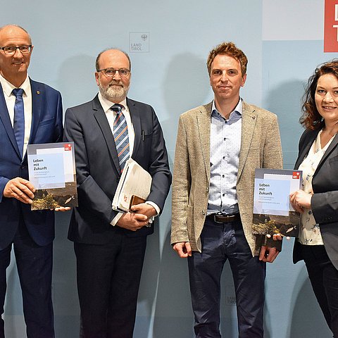Gruppenbild mit LHSTVin Ingrid Felipe und LR Anton Mattle