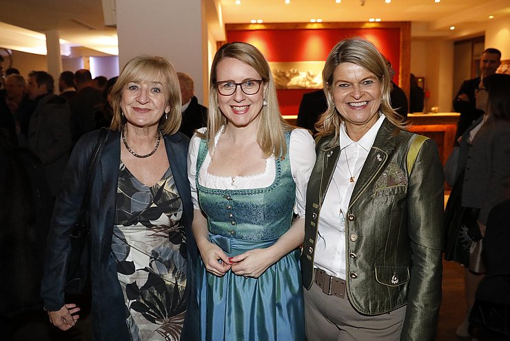 v.li.): LRin Beate Palfrader, Bundesministerin Margarete Schramböck und Verteidigungsministerin Klaudia Tanner.