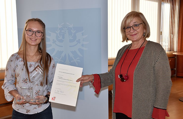 Bildungs- und Arbeitslandesrätin Beate Palfrader gratuliert Svenja Maier zum "Lehrling des Monats Oktober 2020" an ihrer Arbeitsstätte in der BH Lienz.