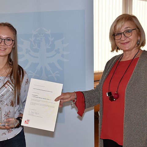 Bildungs- und Arbeitslandesrätin Beate Palfrader gratuliert Svenja Maier zum "Lehrling des Monats Oktober 2020" an ihrer Arbeitsstätte in der BH Lienz.