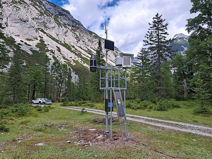 © Land Tirol In Scharnitz (Bezirk Innsbruck-Land) wurde im Sommer 2025 die Messstation Kastenalm modernisiert.