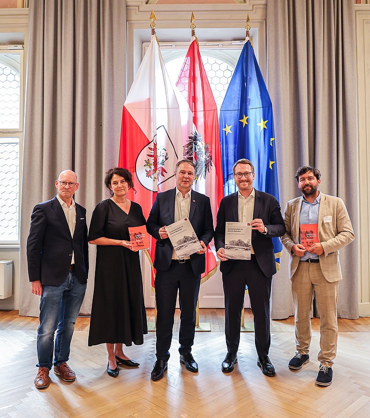 V. li. Martin Orner (Abteilungsleiter Abteilung I/9 – Wohnstrategie BMWKMS), Diana Ortner (Vorständin der Abteilung Bodenordnung / Geschäftsstelle für Dorferneuerung, Land Tirol), Vizekanzler Andreas Babler, LHStv Philip Wohlgemuth, Elias Molitschnig (Abteilung Baukultur - Abteilungsleiter Abt. IV/B/4 Architektur, Baukultur und Denkmalschutz, BMWKMS; Sektion IV – Kunst und Kultur) nach der Unterzeichnung im Landhaus in Innsbruck.