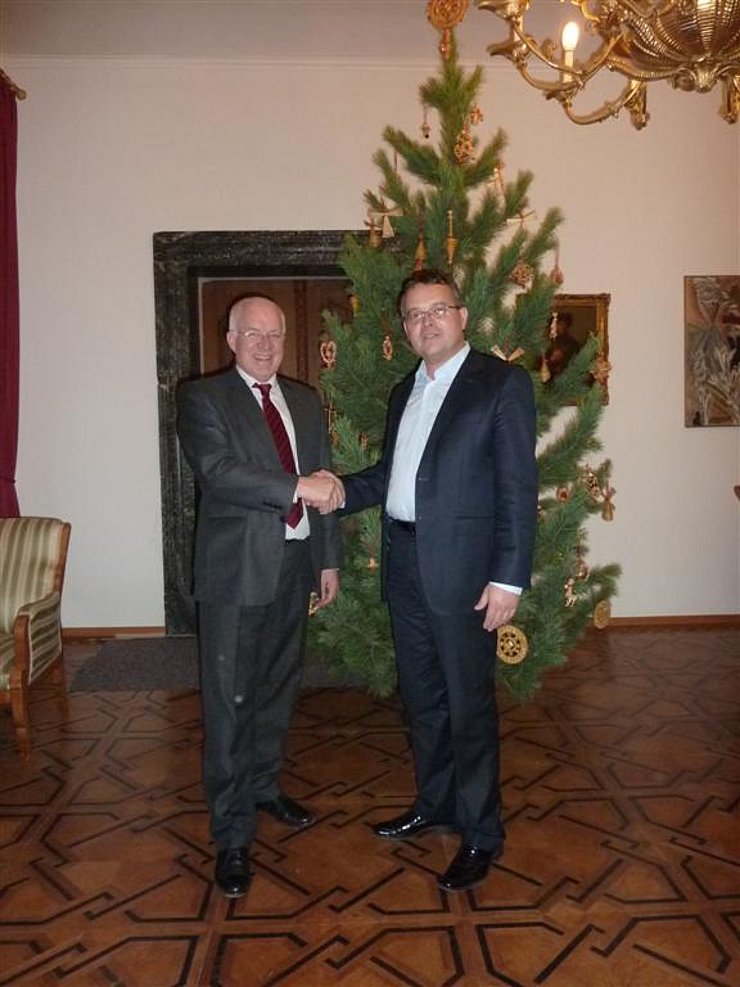 LTP van Staa und KO Hauser mit der Weihnachtszirbe