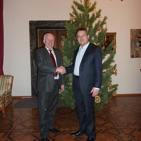 LTP van Staa und KO Hauser mit der Weihnachtszirbe