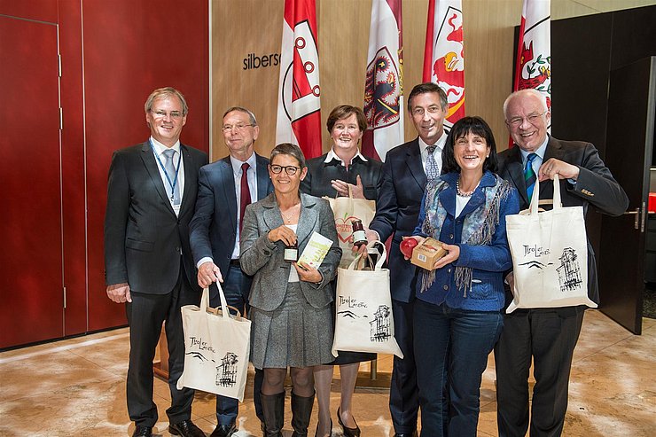 die Landesbäuerinnen überreichen den Präsidenten eine „Marend“