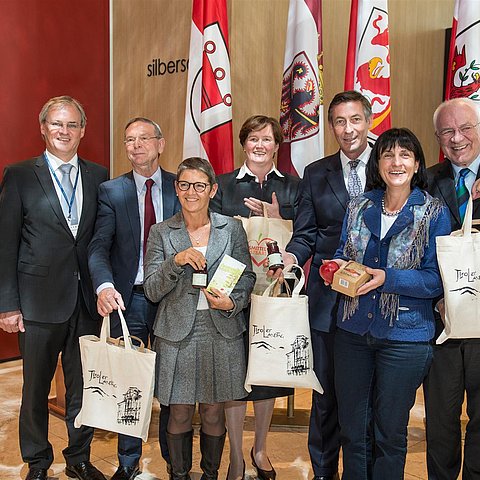 die Landesbäuerinnen überreichen den Präsidenten eine „Marend“