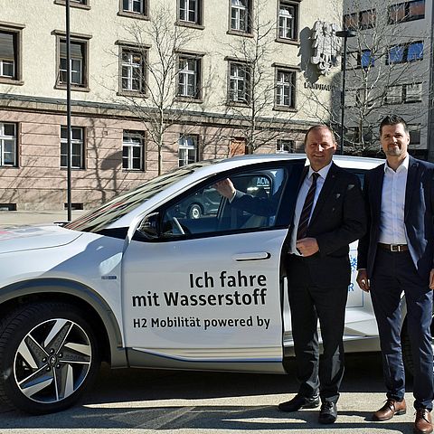 LHStv Josef Geisler und Rupert Ebenbichler, Geschäftsführer der Wasser Tirol, mit dem Wasserstoffauto, das man auch mieten kann. 