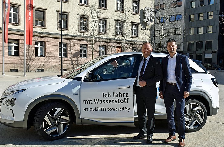 LHStv Josef Geisler und Rupert Ebenbichler, Geschäftsführer der Wasser Tirol, mit dem Wasserstoffauto, das man auch mieten kann. 