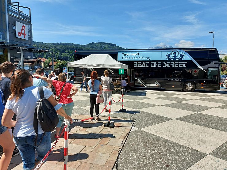 Vor allem junge Menschen nutzten heute das niederschwellige Impfangebot des Landes in Form des mobilen Impfbusses beim Einkaufszentrum DEZ in Innsbruck.