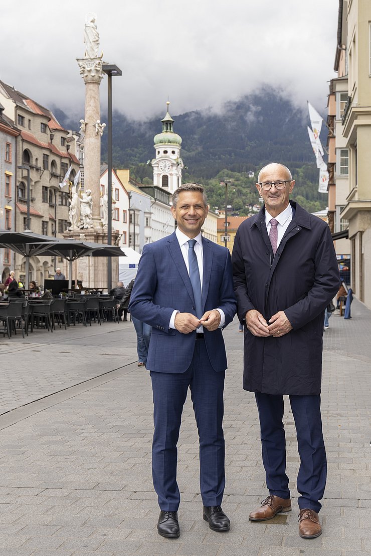 Zwei Menschen posieren in einer Straße.