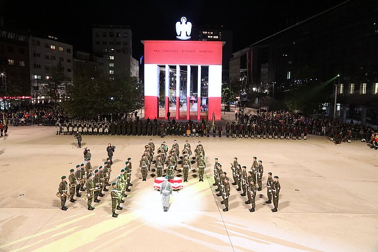 Soldaten in Formation auf Landhausplatz