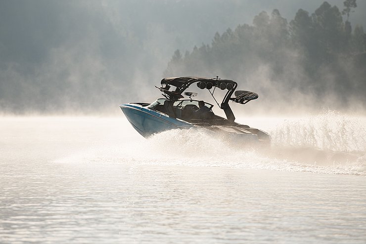 © Shutterstock Beautiful,View,Of,Modern,Bright,Blue,Motorboat,Quickly,Floating,On
