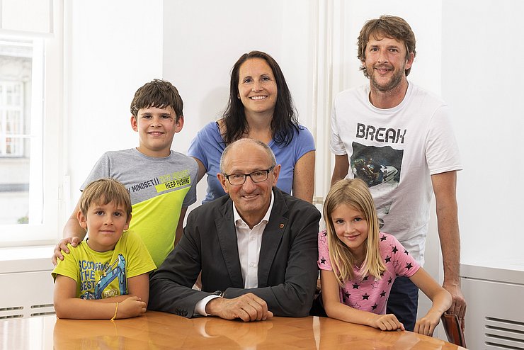 Landesrat Mattle sitzt mit Familie am Tisch