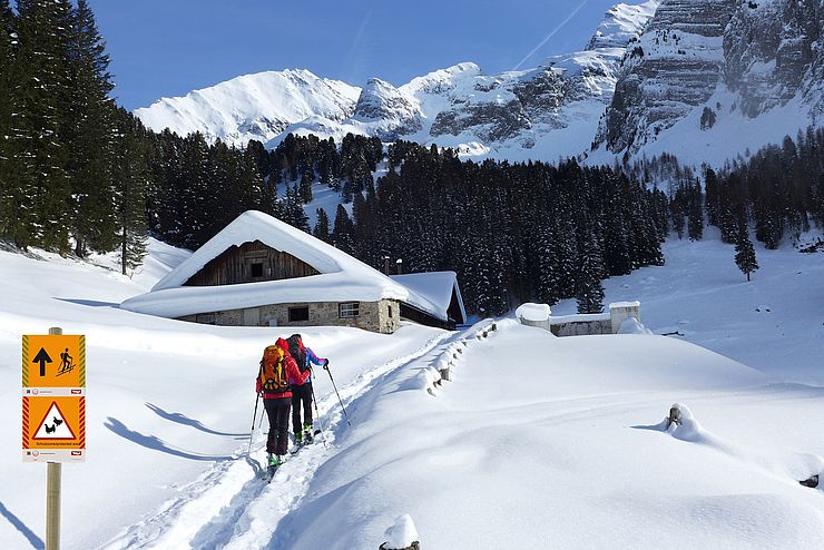 Die Skitourenlenkung im Tuxertal zeigt den Wintersportbegeisterten die Routen und schont damit sensible Lebensräume. 