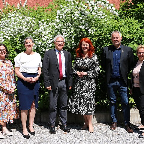 Gruppenfoto im Innenhof der BH Landeck