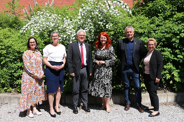 Gruppenfoto im Innenhof der BH Landeck