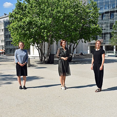 LRin Gabriele Fischer (Mitte) mit Johanna Maier (Rechtsberatung Diakonie Flüchtlingsdienst) und Simone Rabl (Sozialberatung Diakonie Flüchtlingsdienst)