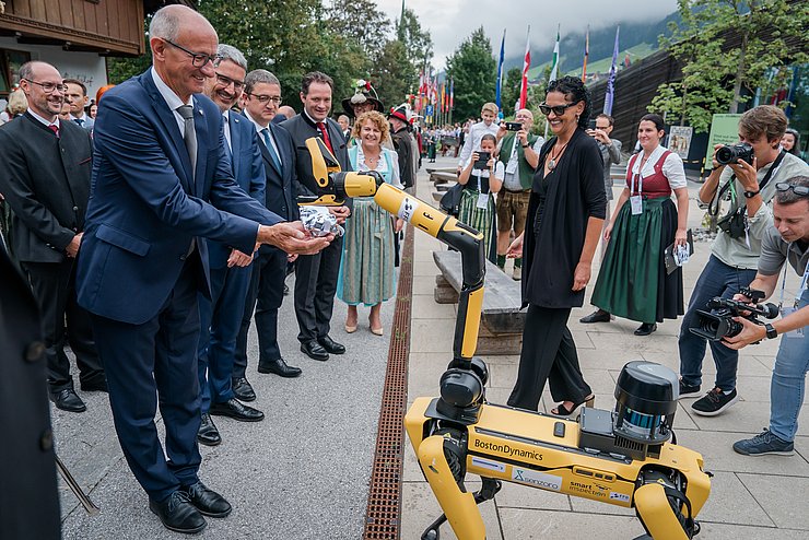 LH Mattle bekommt Einladung von Roboterhund überreicht