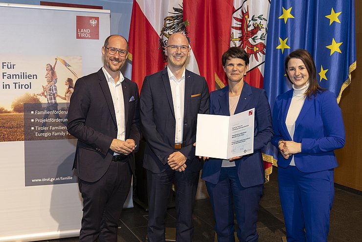 © Land Tirol/Die Fotografen vier Personen mit Urkunde
