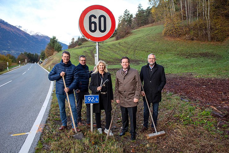 Gruppenfoto vor Verkehrstafel 60 km/h