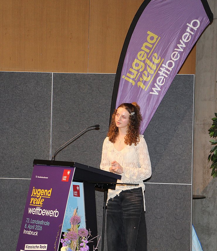 Jugendliche spricht in Mikrofon