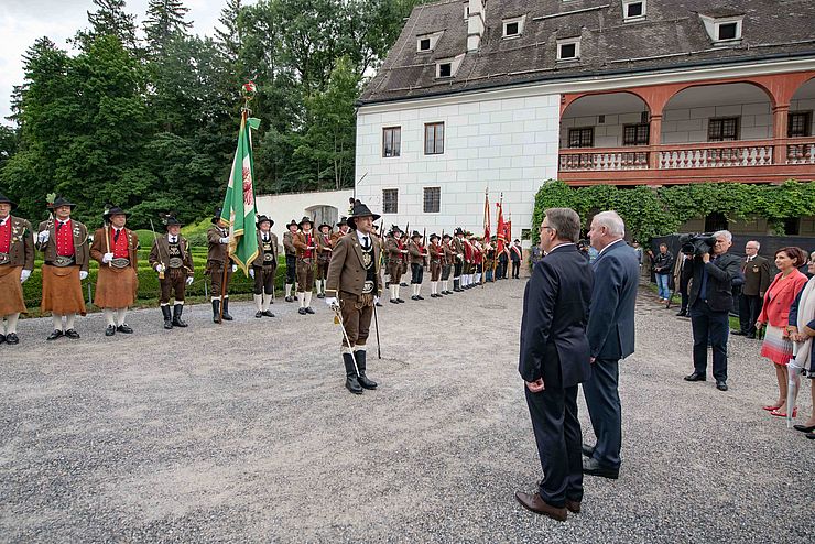 LH Günther Platter und LH Hermann Schützenhöfer beim Landesüblichen Empfang auf Schloss Ambras anlässlich der Übergabe des Vorsitzes der Landeshauptleute-Konferenz von der Steiermark an Tirol.