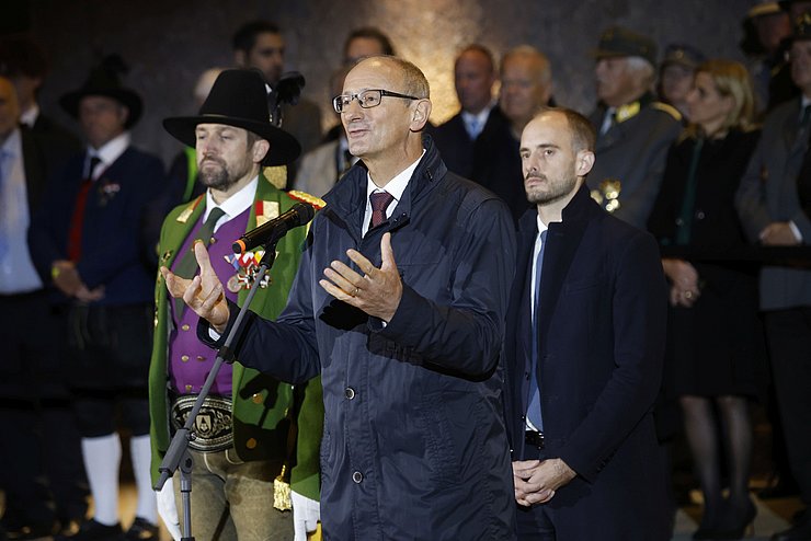 LH Anton Mattle bei seiner Ansprache am Landhausplatz am Vorabend des Nationalfeiertags.