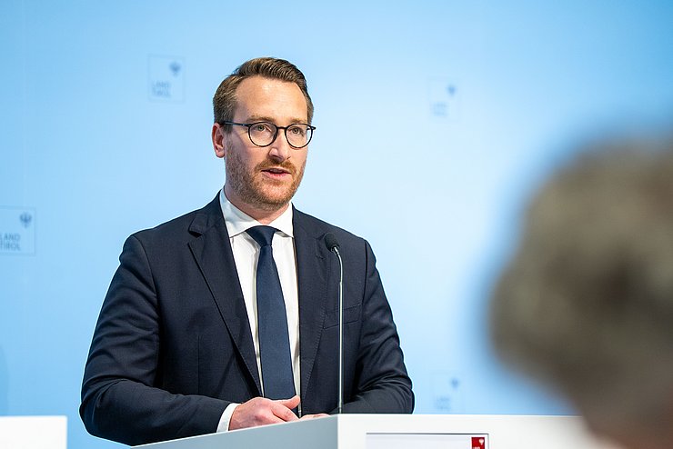 © Land Tirol/Raggl LHStv Wohlgemuth sprechend
