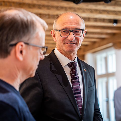 Landeshauptmann Mattle in den Ausstellungsräumlichkeiten im Landhaus.