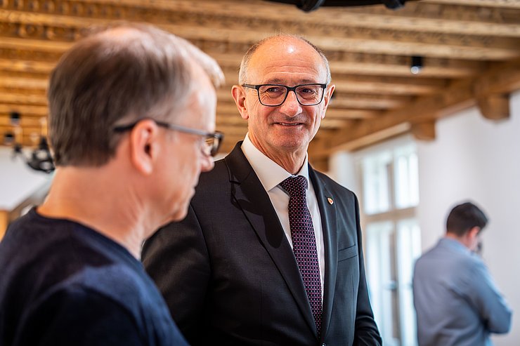 © Land Tirol/Christanell Landeshauptmann Mattle in den Ausstellungsräumlichkeiten im Landhaus.