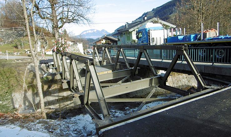 Derzeit ist die Behelfsbrücke des Landes beim Brückenneubau in der Kelchsau im Einsatz. Im Katastrophenfall kann sie von einem Team der Straßenmeisterei überall in Tirol aufgebaut werden.