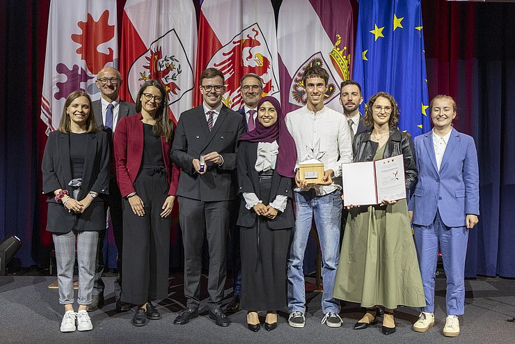 Gruppenfoto, auf dem mehrere junge Menschen eine Auszeichnung erhalten. 