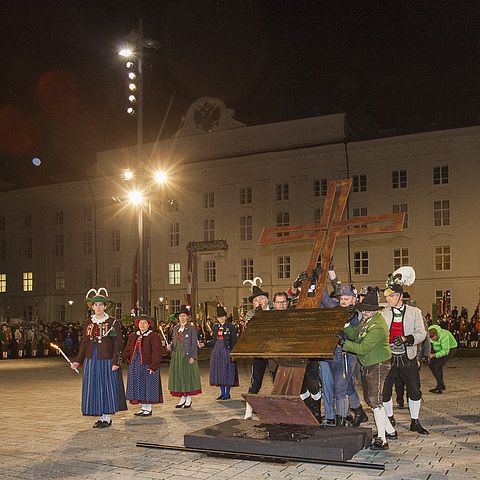 Das Gedenkkreuz wurde von den Trägern und Vertretern der Traditionsverbände am Landestheater-Vorplatz aufgerichtet.