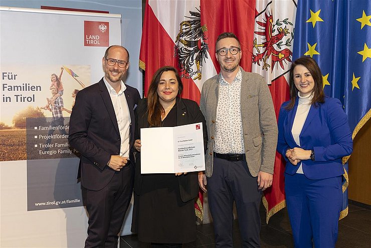 © Land Tirol/Die Fotografen vier Personen mit Urkunde
