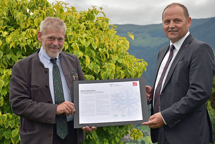 Der Tiroler Jägerverband und das Land Tirol werden in der Seuchenbekämpfung beim Rotwild künftig noch enger zusammenarbeiten. Ein diesbezügliches Abkommen haben Landesjägermeister Anton Larcher (li.) und LHStv Josef Geisler nunmehr unterzeichnet.