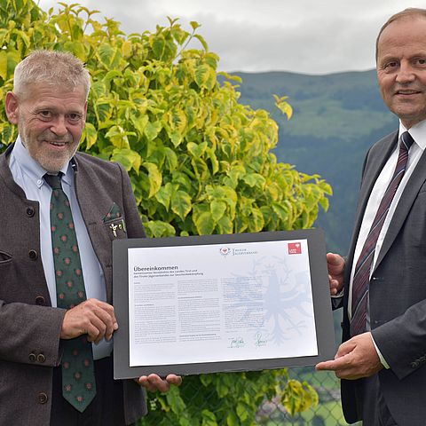 Der Tiroler Jägerverband und das Land Tirol werden in der Seuchenbekämpfung beim Rotwild künftig noch enger zusammenarbeiten. Ein diesbezügliches Abkommen haben Landesjägermeister Anton Larcher (li.) und LHStv Josef Geisler nunmehr unterzeichnet.