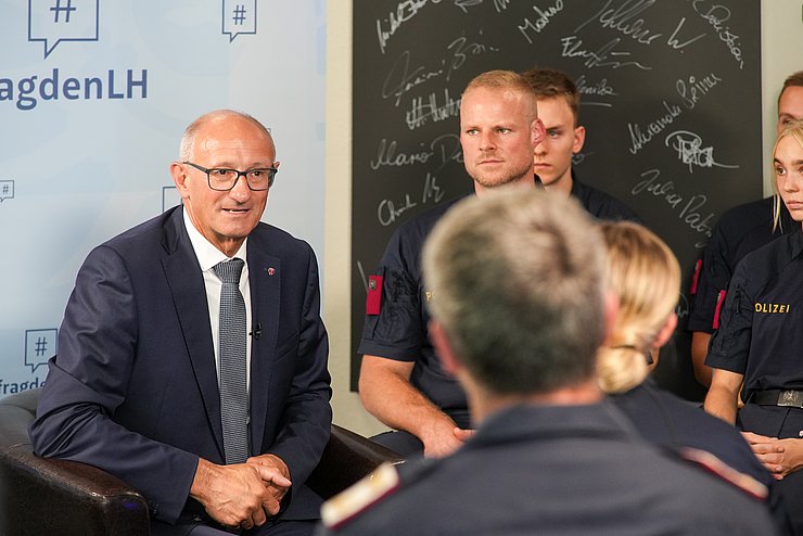 Mehrere Menschen sind beim Sprechen.