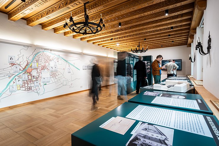 Leokadia-Justman-Ausstellung mit einigen Besucherinnen und Besuchern.