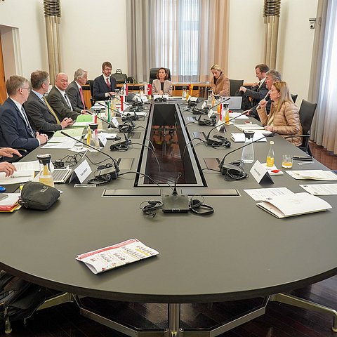 LT-Direktorin Renate Fischler (Bildmitte) führte durch die gestrige DirektorInnenkonferenz.